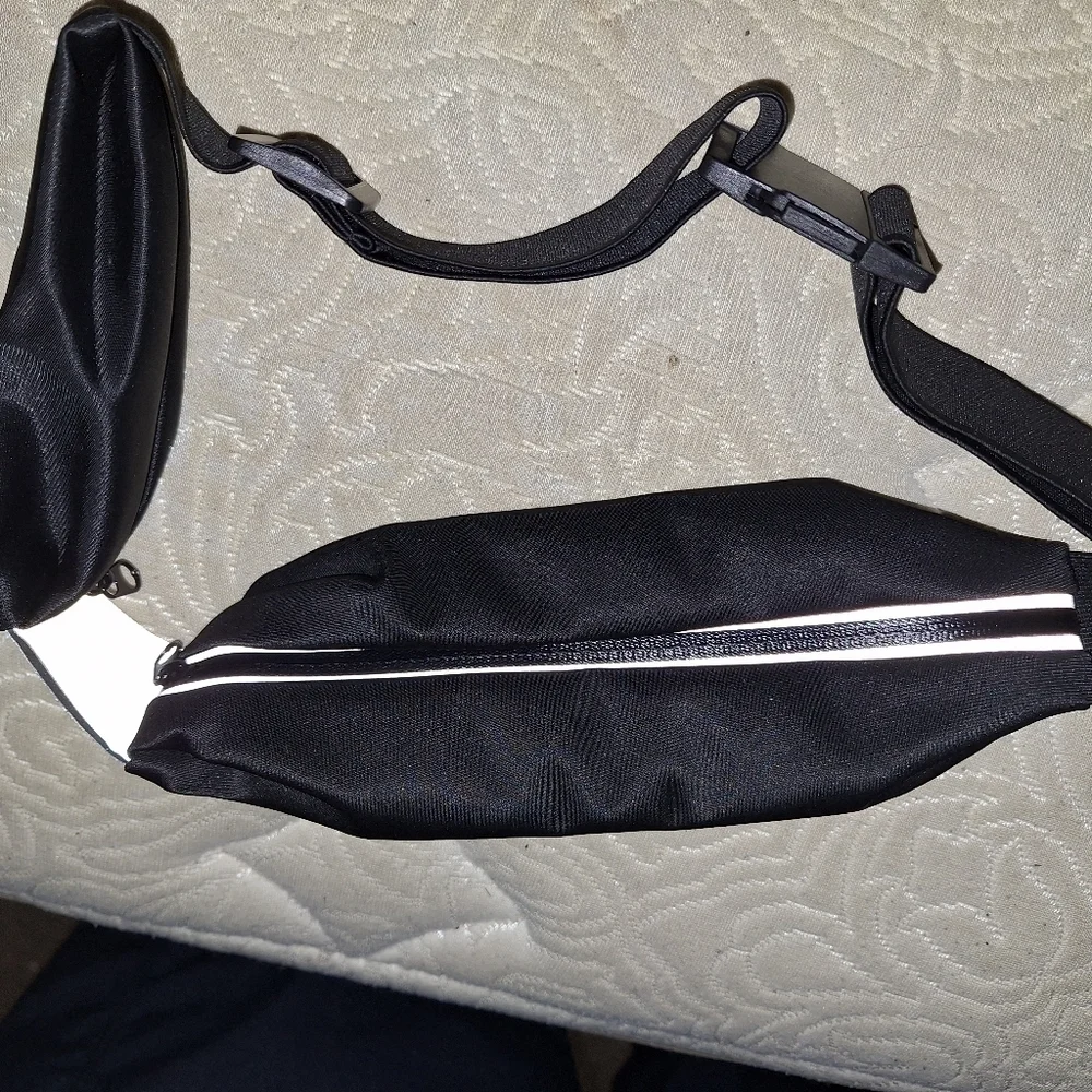 A runners phone case. Fully zippered waterproof belt bag for your phone.